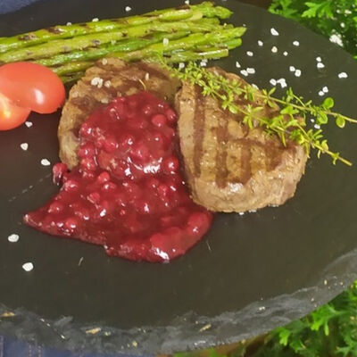 Медальоны из телятины со спаржей и брусничным соусом в Шеф Пушкин по цене 970 ₽