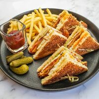 Клаб-сэндвич с корнишонами и картофелем фри в The Brasserie