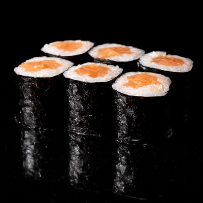 Ролл с лососем в МОМО по цене 1450 ₽