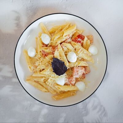 Пенне с лососем и моцареллой в Gagarin Coffee & Kitchen по цене 550 ₽