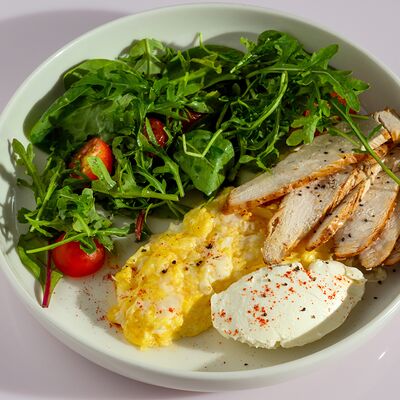 Скрембл с курицейв Binz по цене 470 ₽