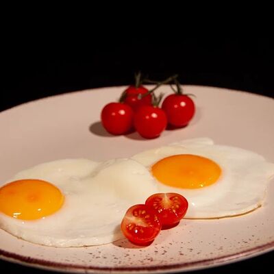 Глазунья из двух яиц в Avenue Food 87 по цене 210 ₽