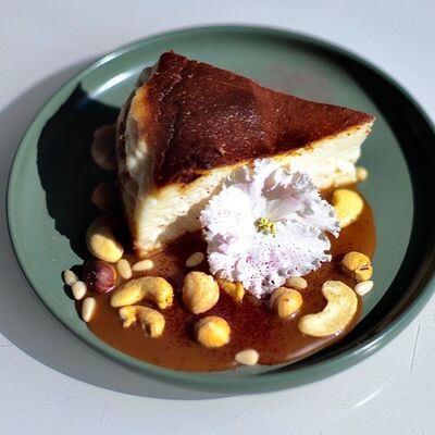 Баскский чизкейк с карамелью и орехами в Bucho по цене 400 ₽