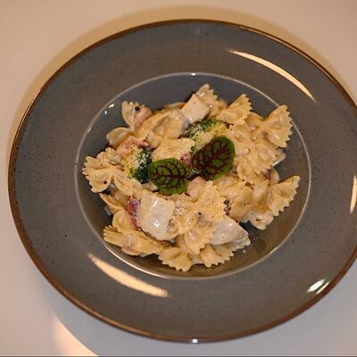 Фарфалле с индейкой, беконом и голубым сыром в Bucho по цене 550 ₽