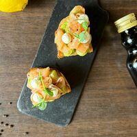Брускетта с лососем и гуакамоле в PizzAmore