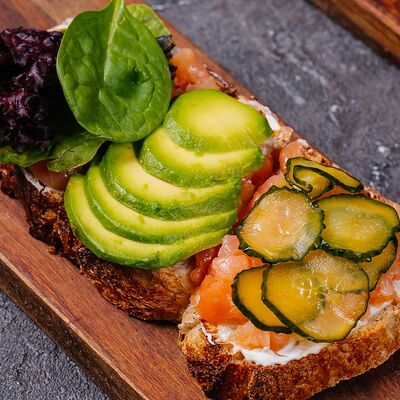 Ломоть с лососем малой соли и авокадо в Пламя по цене 940 ₽