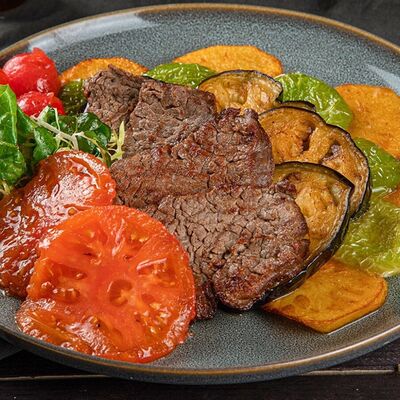 Медальон свиной вырезки с овощамив Lariote по цене 1500 ₽