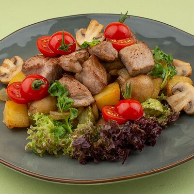 Свинина с грибами в Усадьба по цене 370 ₽