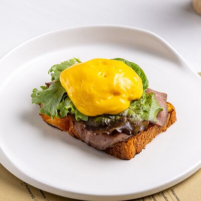Яйцо Бенедикт с ростбифом и трюфельным масломв М2 Органик Клуб Патриаршие по цене 850 ₽