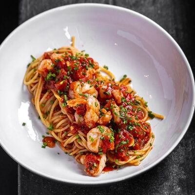 Спагетти арабьята с креветками в Техникум по цене 790 ₽