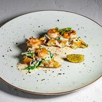 Аргентинские креветки на вафле из цукини в Fermа