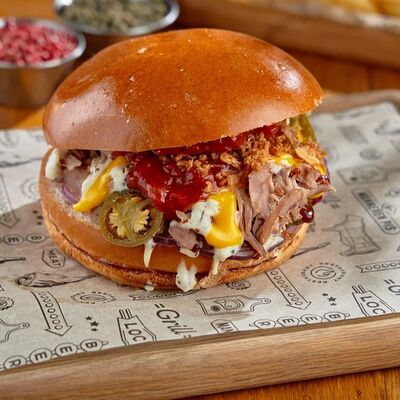 Бургер с рваной cвинoй рулькой в BBQ Beer Restaurant по цене 940 ₽