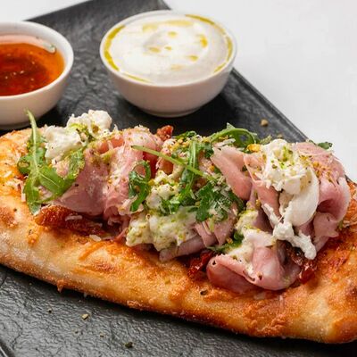 С мортаделлой, вялеными томатами и страчателлой в SAGA по цене 620 ₽