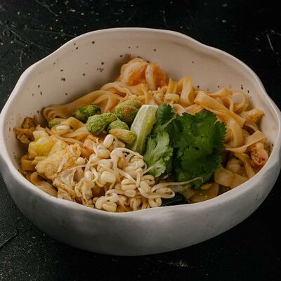 Лапша Пад Тай с креветкой и кальмаром в Джимми Чу по цене 950 ₽