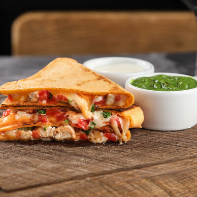 Кесадилья с курицей в Double по цене 390