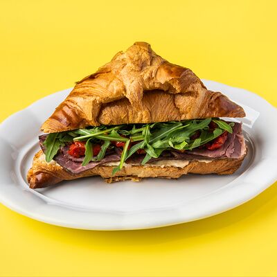 Круассан с ростбифом, печеным перцем и трюфельным маслом в Лу по цене 890 ₽