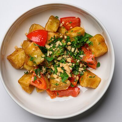 Баклажан с томатами в кисло-сладком соусе в Bronze lion по цене 540 ₽