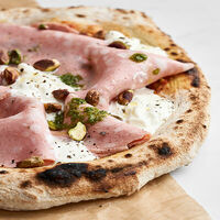 Пицца Мортаделла-страчателла-песто-фисташка 23см в Mojo