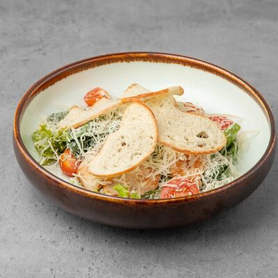 Салат Цезарь с курицей в Большая рыба по цене 650 ₽