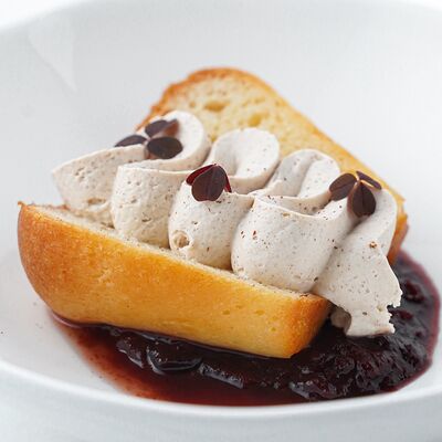 Ромовая баба с кремом из белого шоколада и пряностей и сливовым компоте в Улитка по цене 455 ₽