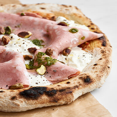 Пицца Мортаделла-страчателла-песто-фисташка 23см в Mojo по цене 520