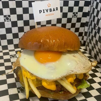 Чизбургер с картошкой и глазуньей в Pivbar по цене 480 ₽