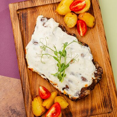 Свиные ребра блю чиз в ЛайкиПарк по цене 790 ₽