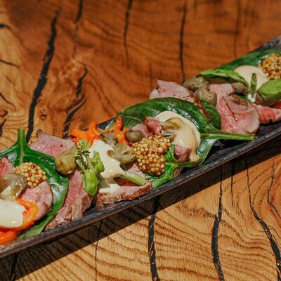 Ростбиф с печёным перцем и шпинатом в Rekki Pizza & Cocktail Bar по цене 1190 ₽