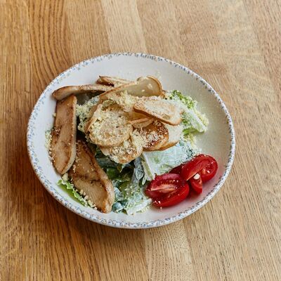 Салат Цезарь с курицей в DVOR гриль-бистро по цене 590 ₽