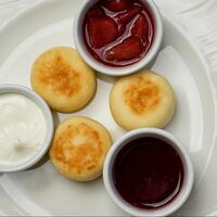 Сырники с клубникой и сметаной в Testo Тесто