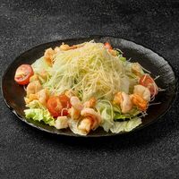 Салат Цезарь с тигровыми креветками в Роллофф