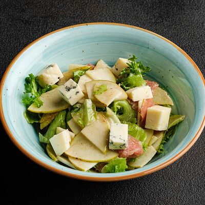 Салат с сыровяленой свининой, грушей и сыром дорблю в Де'рибас по цене 860 ₽