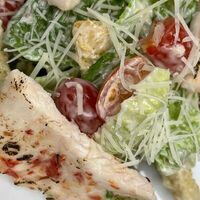 Салат Не Цезарь с куриной грудкой в Ле Марш