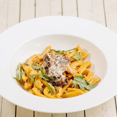 Паста казаречче с томлеными щечками в Перчини на огне по цене 570