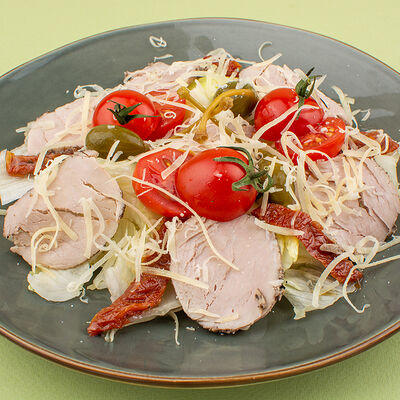 Салат с овощами и телятиной в Усадьба по цене 395 ₽