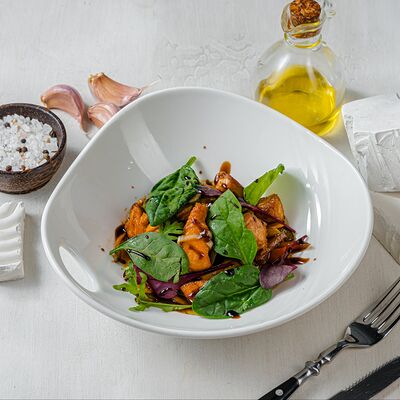 Тёплый салат с семгой в Шеф-Рояль по цене 970 ₽