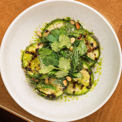 Цукини гриль с песто из петрушки и кедровым орехом с пармезаном в Булгаков по цене 340 ₽