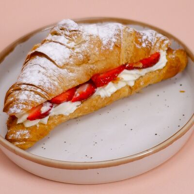 Круассан клубничный в Co'Zona по цене 350 ₽