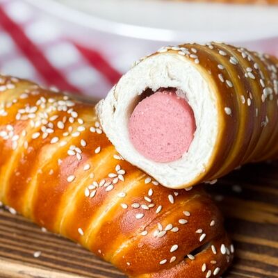 Брецель-дог с сосиской в Sisters coffee 12 по цене 220 ₽