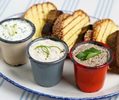 Разные намазки с гренками: копчёная скумбрия, грибная, твороженая с зеленью и солёным огурцом в Одесса-мама по цене 590
