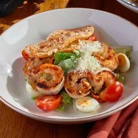 Салат Цезарь с креветками гриль в BBQ Beer Restaurant