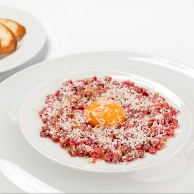 Тартар из говядины с солёным желтком в Castor'ka по цене 1250 ₽