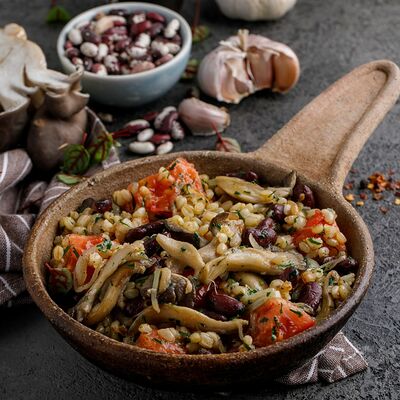 Пшеница с грибами и фасолью в Двор Помидор по цене 330