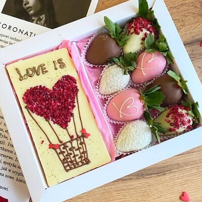 Набор из клубники в шоколаде и плитки белого шоколада в Berry sweets по цене 3164 ₽