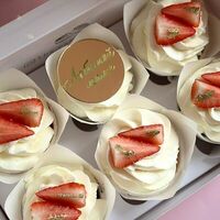 Капкейки Маме с клубникой в The.cakes_spb
