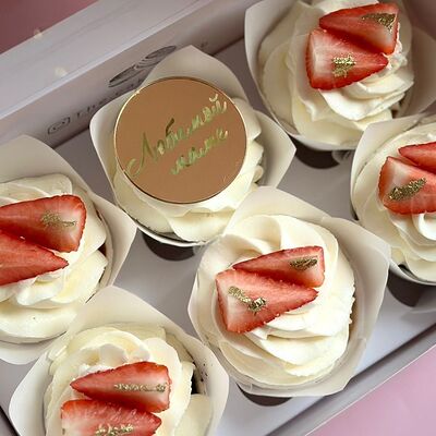 Капкейки Маме с клубникой в The.cakes_spb по цене 2400 ₽