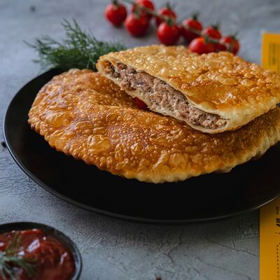 Чебурек Домашний с говядиной и свининой в Чебуреки на Чайковского по цене 299 ₽