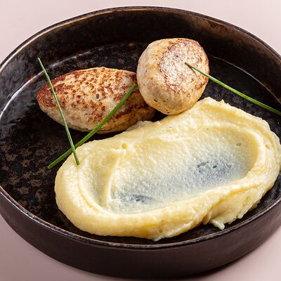 Куриные котлеты с гарниром на выбор в Avgust13 по цене 995 ₽