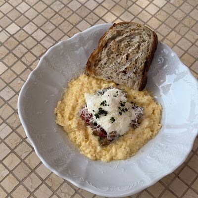 Скрэмбл со страчателлой, томатами и пармезаном в Мари по цене 530 ₽