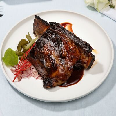 Томленое говяжье ребро с перечным соусомв Замок Двин по цене 3600 ₽